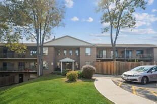 1420 Tyandaga Park Dr in Burlington, ON - Building Photo