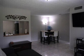 10002 Winding Lake Rd in Sunrise, FL - Foto de edificio - Building Photo