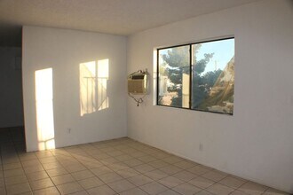 21107 Nemophilia St-Unit -Unit 4 in California City, CA - Building Photo - Building Photo