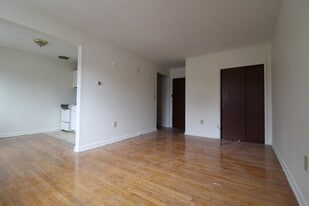 35 Burnside Ave in East Hartford, CT - Building Photo