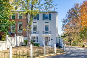 8131 Pinelake Ct, Unit Level 3 - Room 1 in Alexandria, VA - Foto de edificio - Building Photo