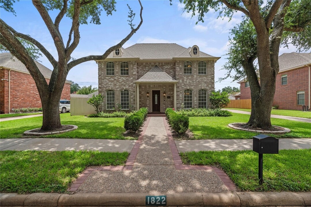 1822 Lakebend Dr in Sugar Land, TX - Building Photo