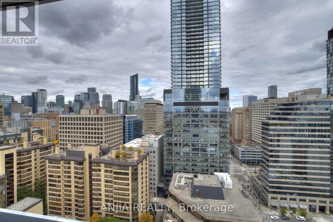 280 Dundas St W in Toronto, ON - Building Photo
