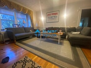 200 Commonwealth Ave, Unit 1 in Chestnut Hill, MA - Foto de edificio - Building Photo