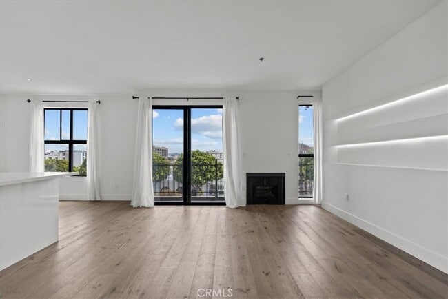 8811 Burton Way, Unit 308 in West Hollywood, CA - Building Photo - Building Photo