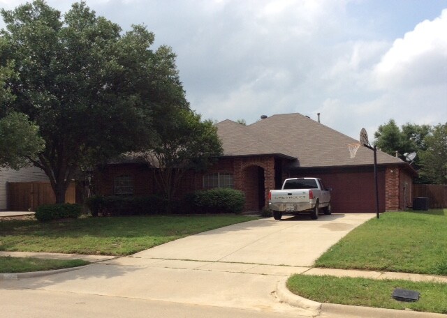 2202 Bowie Ln in Corinth, TX - Building Photo