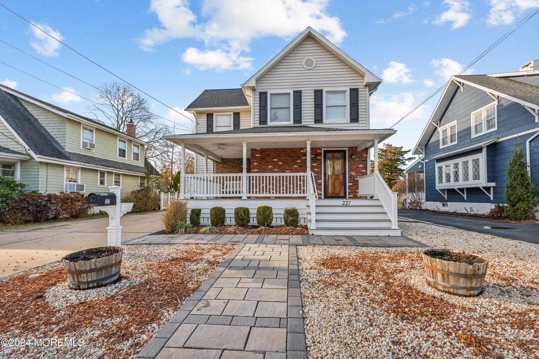 227 Broad St in Manasquan, NJ - Building Photo