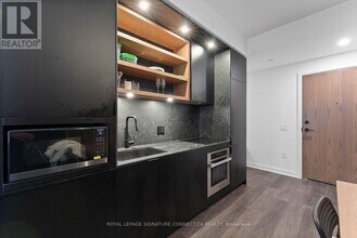 55 Charles St E in Toronto, ON - Building Photo - Building Photo