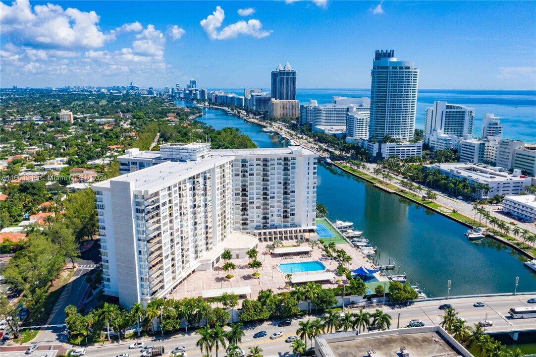 4101 Pine Tree Dr, Unit 1823 in Miami Beach, FL - Foto de edificio
