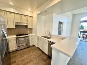 1625 Granville Ave, Unit #302 in Los Angeles, CA - Building Photo - Building Photo