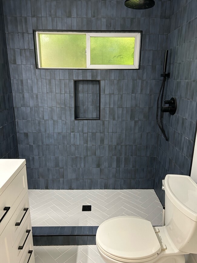 6858 Fountain Ave in Los Angeles, CA - Building Photo - Building Photo