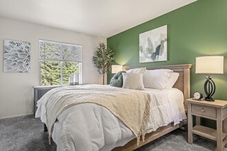 Creekwood Apartments in Green Bay, WI - Foto de edificio - Building Photo