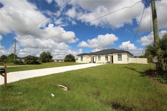 5148 Centennial Blvd in Lehigh Acres, FL - Building Photo - Building Photo