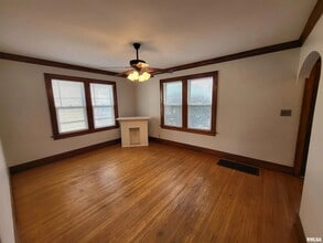 1021 W Hanssler Pl in Peoria, IL - Foto de edificio - Building Photo