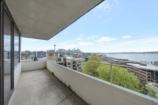 521 5th Ave W in Seattle, WA - Building Photo