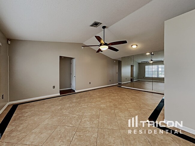 6050 Fall River Dr in New Port Richey, FL - Building Photo - Building Photo