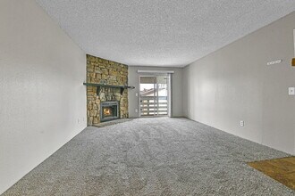 8555 Fairmount Dr in Denver, CO - Foto de edificio - Building Photo