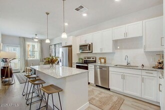 28201 N Black Cyn Hwy, Unit 3 in Phoenix, AZ - Building Photo - Building Photo