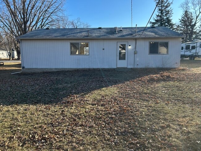 214 S 4th Ave in Chenoa, IL - Foto de edificio - Building Photo