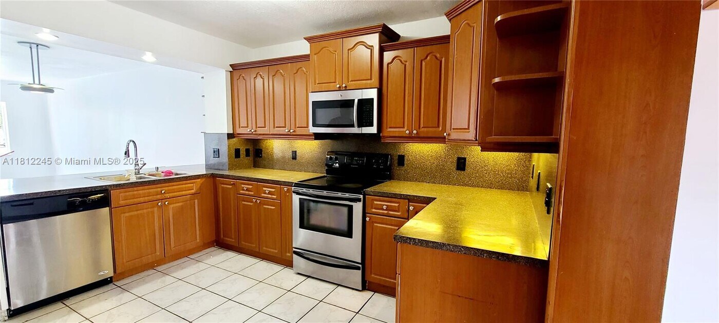 15436 SW 112th Pl in Miami, FL - Building Photo