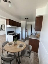 744 E Michigan Ave, Unit 04 in Battle Creek, MI - Foto de edificio - Building Photo