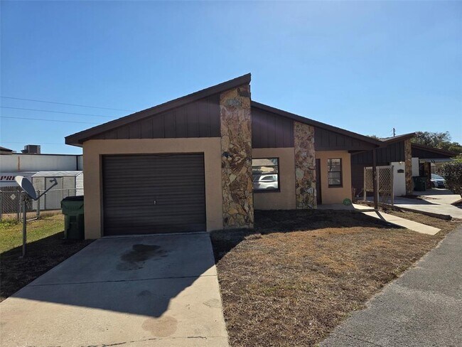 5908 Forest Ln in Zephyrhills, FL - Building Photo - Building Photo