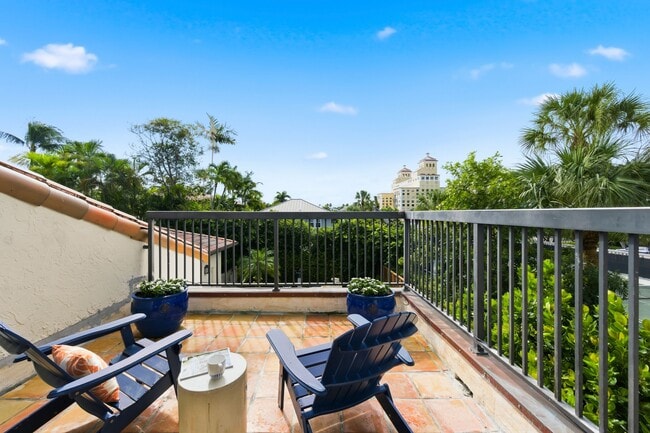 property at 264 Everglade Ave