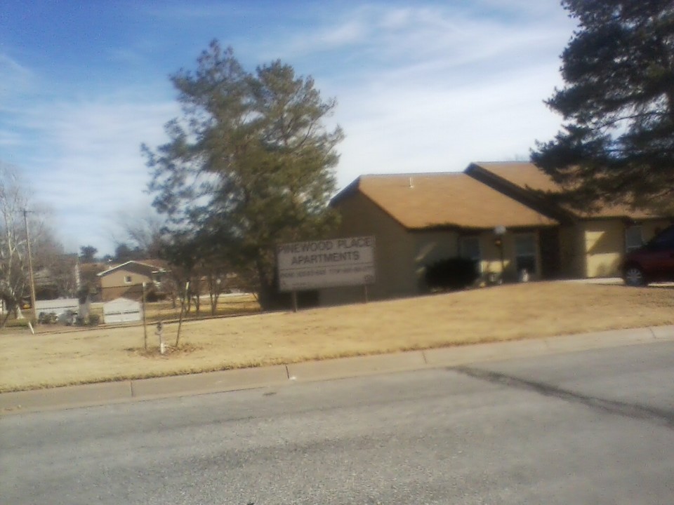 Pinewood Place in Pratt, KS - Foto de edificio