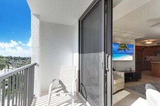 651 Okeechobee Blvd, Unit 509 in West Palm Beach, FL - Foto de edificio - Building Photo