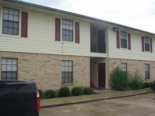 Cedar Creek Apartments in Navasota, TX - Building Photo - Building Photo