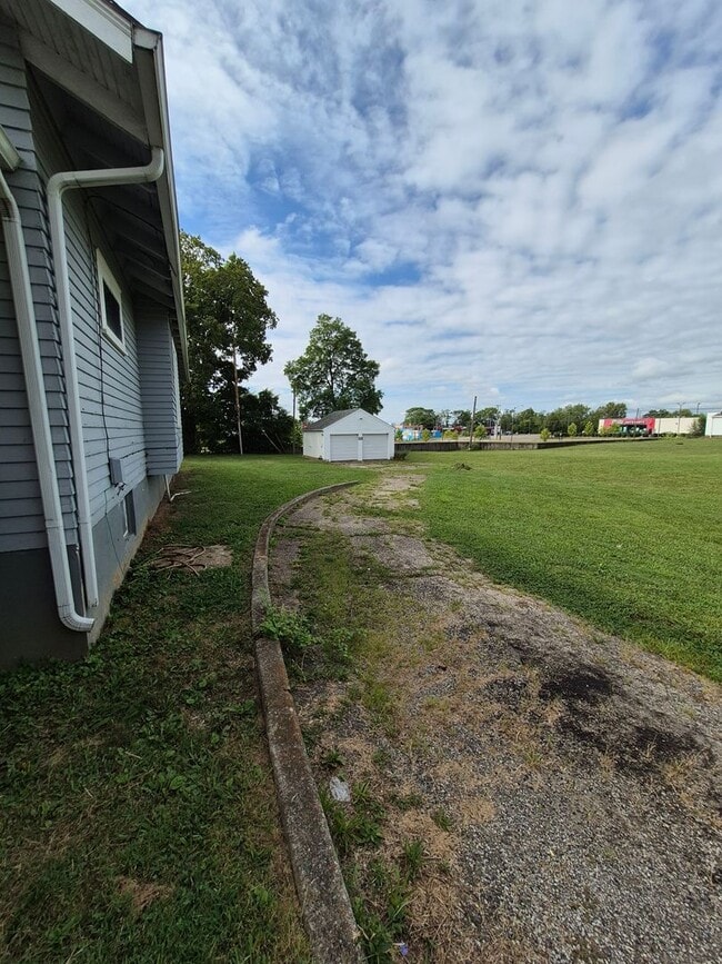 3756 Detroit Ave in Dayton, OH - Foto de edificio - Building Photo