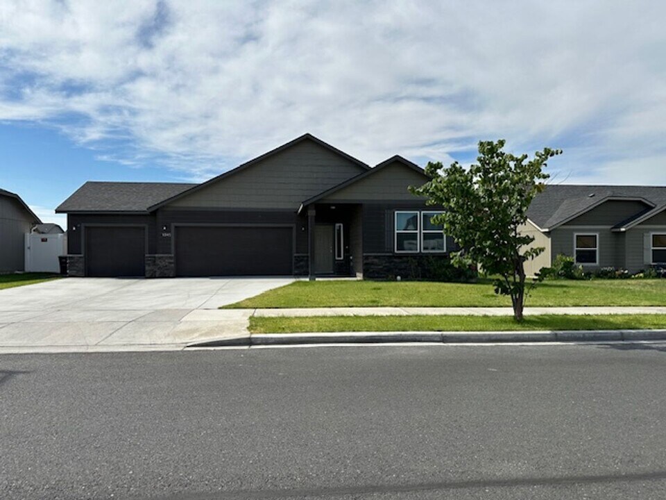 1345 E Landon St in Moses Lake, WA - Building Photo