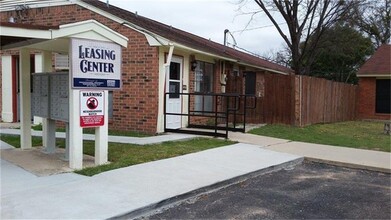 1311 Central Tx Expy in Lampasas, TX - Building Photo - Building Photo