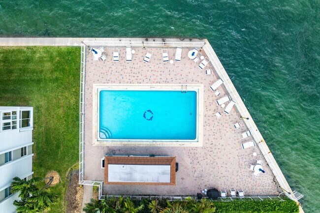 2936 Lake Shore Dr in Riviera Beach, FL - Building Photo - Building Photo