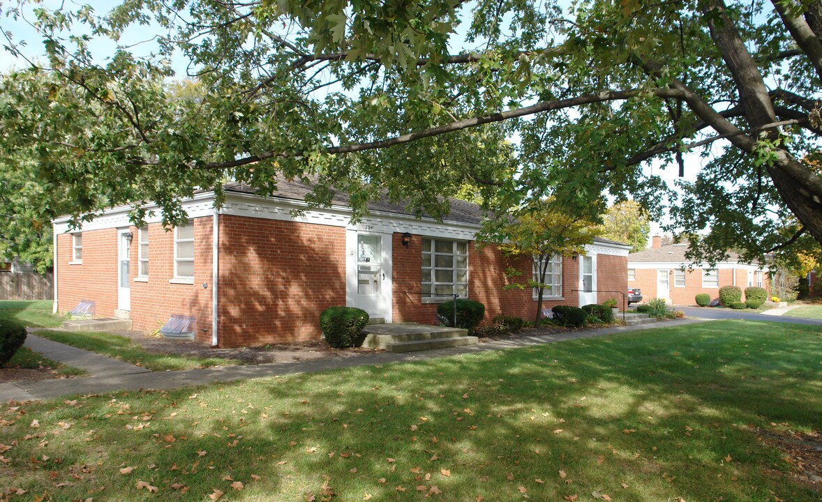 2941-2955 Northwest Blvd in Columbus, OH - Foto de edificio