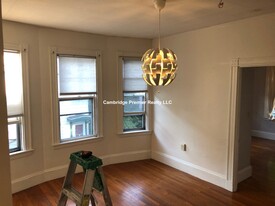 472 Putnam Ave, Unit 2B Apartamentos