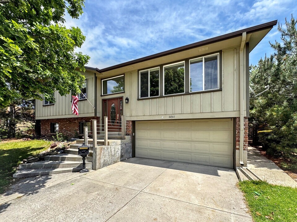 6860 S Quince St in Centennial, CO - Building Photo