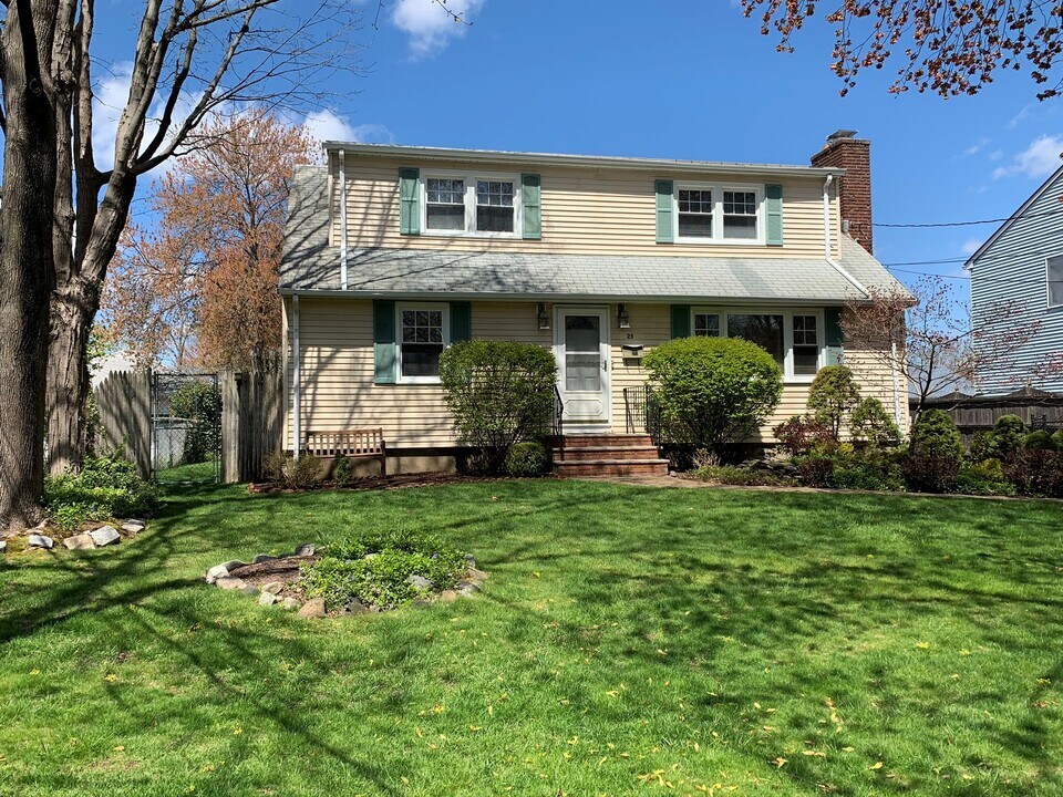 25 Westview Ave, Unit 2 in New Providence, NJ - Building Photo