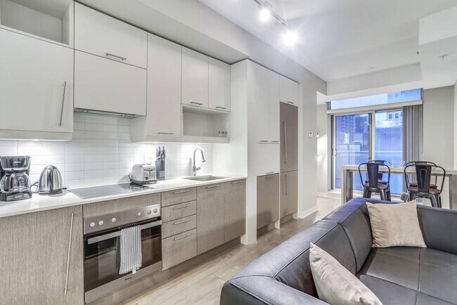 255 Queen St W in Toronto, ON - Building Photo - Building Photo