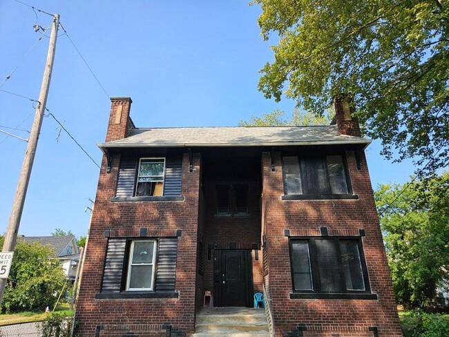 380 Eddy Rd in Cleveland, OH - Foto de edificio - Building Photo