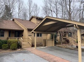 603 Red Oak Dr in Hendersonville, NC - Building Photo