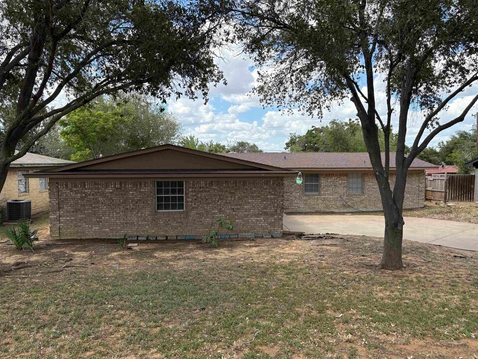 104 E Del Mar Blvd in Laredo, TX - Building Photo