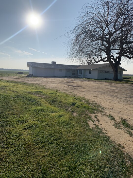 30951 Orange Ave E in Shafter, CA - Building Photo