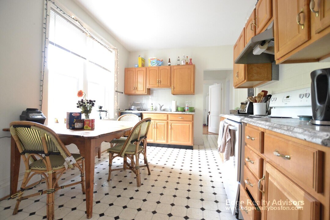 177 Coolidge St, Unit 3 in Brookline, MA - Building Photo