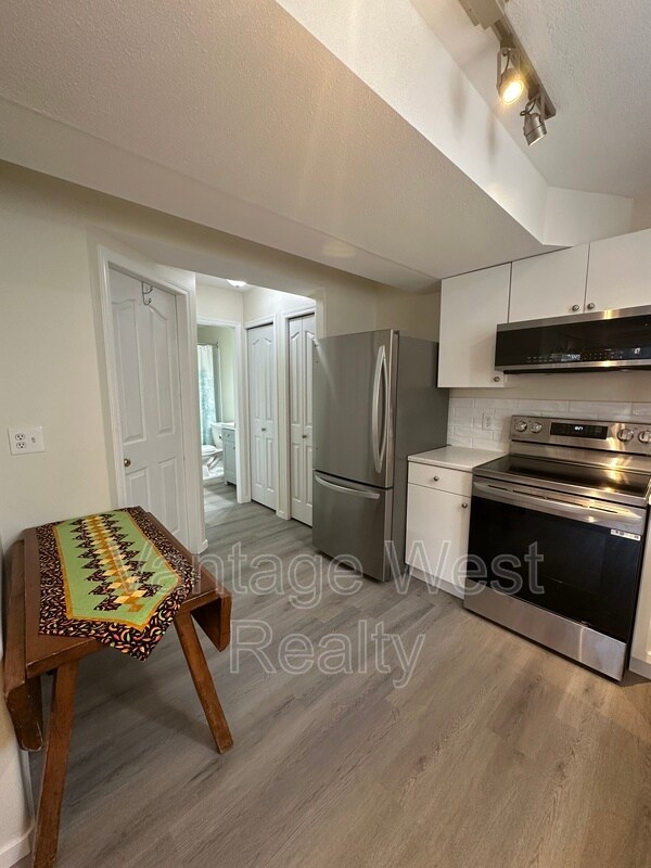 412 Phipps Crescent in Kelowna, BC - Building Photo - Building Photo
