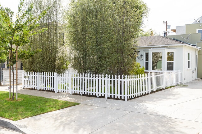 1517 S Orange Grove Ave in Los Angeles, CA - Foto de edificio - Building Photo