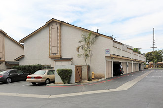 Elk Lane Apartments in Santa Ana, CA - Foto de edificio - Building Photo