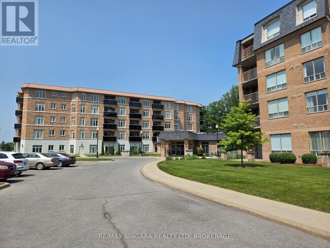 8111-8111 Forest Glen Dr in Niagara Falls, ON - Building Photo - Building Photo