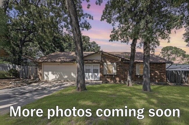 302 Fair Oaks Blvd in Euless, TX - Building Photo - Building Photo