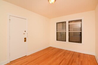 2649 N Spaulding Ave, Unit E2 in Chicago, IL - Foto de edificio - Building Photo